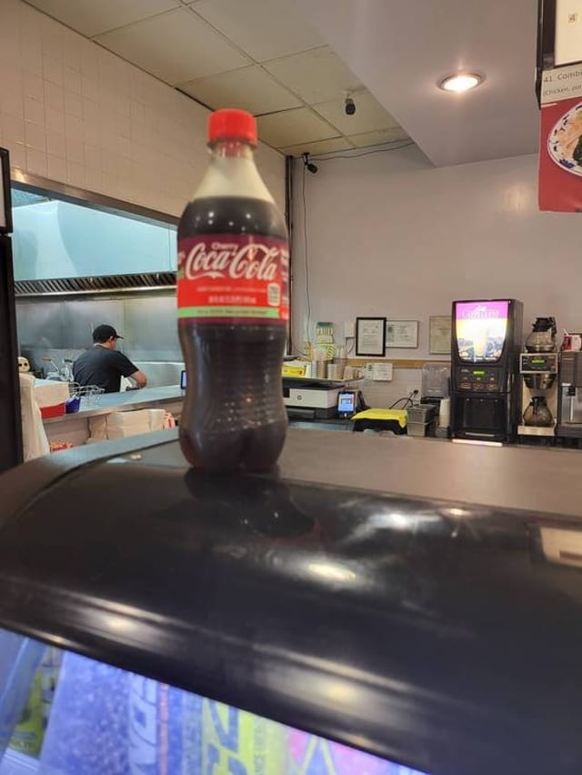 20 OZ CHERRY 🍒 COKE.